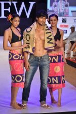 Vidyut Jamwal walk the ramp for Welspun Show at IRFW 2012 in Goa on 1st Dec 2012 (81).JPG